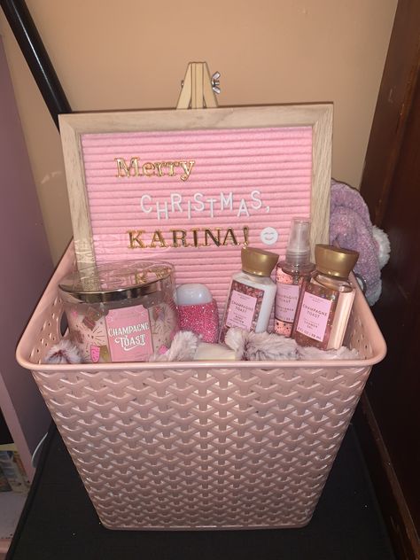 Secret Santa gift basket: Fluffy blanket, fuzzy socks, bath and body works champagne toast, pink letter board (and chocolate in the back!) Secret Santa Ideas For Work, Secret Santa Ideas, Pink Gift Basket, Santa Ideas, Girl Gift Baskets, Diy Best Friend Gifts, Birthday Basket, Bff Birthday Gift, Diy Birthday Gifts For Friends