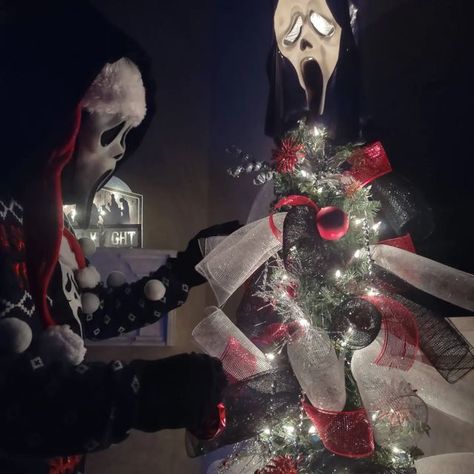 Ghostface Christmas Pfp, Scream Christmas Wallpaper, Danny Johnson, Scream Christmas, Christmas Pfps, Heart Pfp, Horror Christmas, Christmas Posts, Goth Christmas