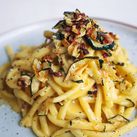 Vegetarian Carbonara Pasta, Vincenzos Plate, Vegetarian Carbonara, Neapolitan Pizza Dough, Zucchini Carbonara, Vegetarian Pasta Dishes, Carbonara Sauce, Italian Tomato Sauce, Neapolitan Pizza