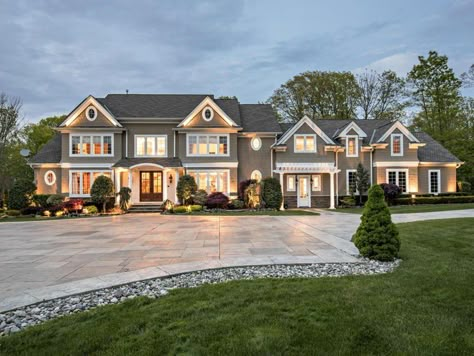 New Jersey Houses, Big Beautiful Houses, Modern Suburban House, Houses Exterior, American Mansions, Mansion Exterior, Suburban House, American Houses, American House