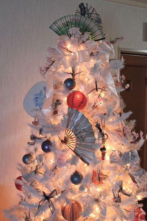 19 + Unique Japanese Christmas Tree Ideas - Christmas Celebration - All about Christmas Christmas Classroom Treats, Chinese Christmas, Japanese Christmas, Christmas Tree Decorated, Hanging Christmas Tree, Unique Christmas Trees, A White Christmas, Peinados Recogidos, Cool Christmas Trees