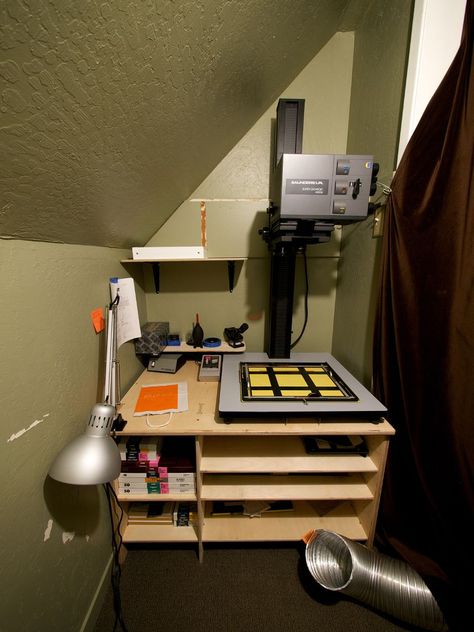 Home Darkroom Design for Small Spaces: 7 Steps (with Pictures) Darkroom Studio, Darkroom Ideas, Converted Closet, Darkroom Photography, Dark Room Photography, Photography Dark, Small Closets, Safety Lights, Fine Photography