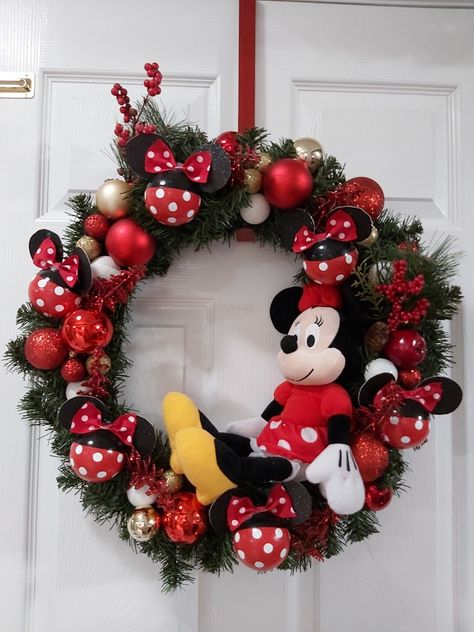 Disney Christmas Theme Decorations, Minnie Mouse Christmas Wreath, Minnie Mouse Christmas Tree Ideas, Disney Christmas Decorations Ideas, Disney Wreath Diy, Christmas Disney Decorations, Disney Christmas Decorations Diy, Mickey Christmas Wreath, Mickey Mouse Tree