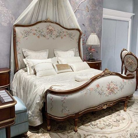 Big Headboard Beds, Big Headboard, Vintage Rooms, Aesthetic Interior Design, Headboard Bed, King Sized Bedroom, Victorian Bedroom, Princess Bed, Casa Country