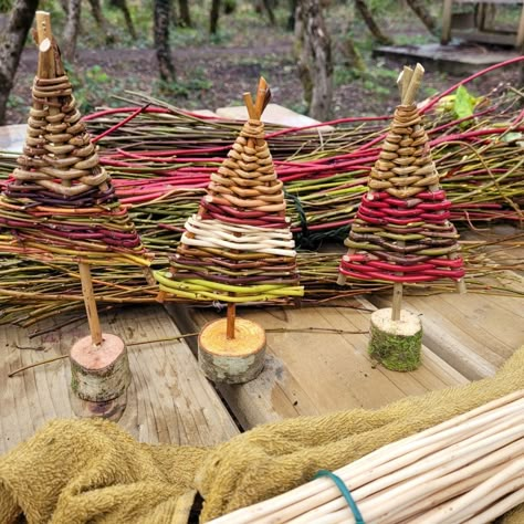 Christmas Willow Weaving, Willow Weaving Projects, Willow Weaving Beginners, Woven Christmas Ornaments, Weaving Ornaments, Willow Star, Willow Christmas Tree, Wicker Christmas Tree, Christmas Weaving