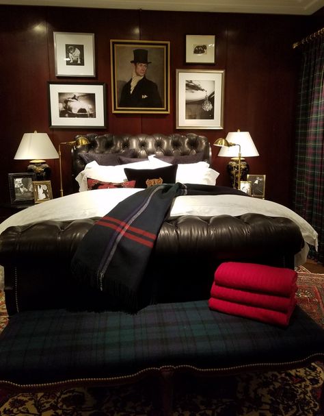 Ralph Lauren Bedroom Masculine, Ralph Lauren Plaid Bedroom, Old Money Mens Bedroom, Vintage Mens Bedroom, Old Money Bedroom Men, Gentleman Style Bedroom, British Bedroom Ideas, Handsome Bedroom, Scottish Bedroom