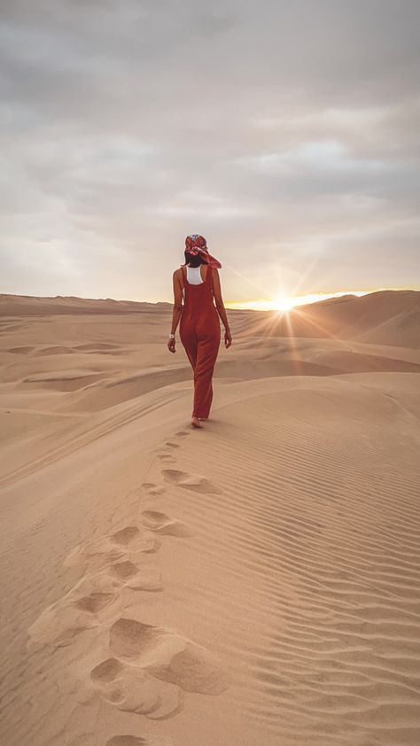 Sunset in the desert, walking on the sand barefoot, wearing a terracotta jumpsuit and a head scarf with the sun beaming as it sets between the mountains. Desert Outfits Women, Peru Desert, Desert Outfit Ideas, Huacachina Peru, Dubai Fashion Week, Desert Outfit, Desert Aesthetic, Travel Picture Ideas, Dubai Style