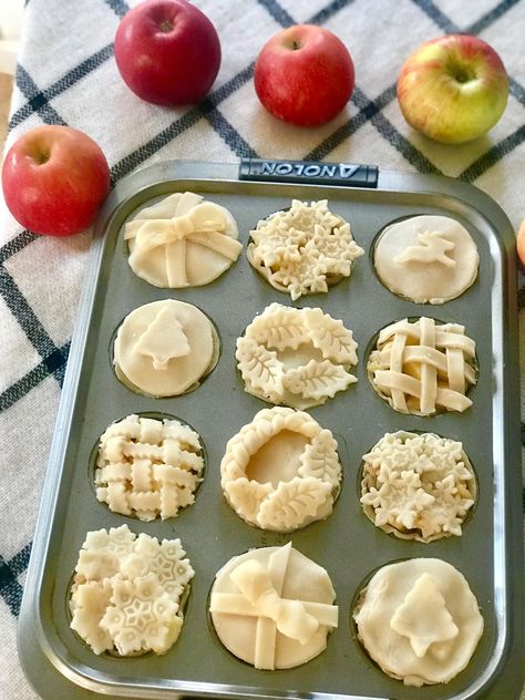 Spiced Whoopie Pies with Cream Cheese Icing! (From Cake Mix - So Easy!) - Inspired Chick Christmas Apple Pie Design, Apple Pie Decoration, Cup Pies, Apple Pie Cups, Pie Crust Art, Crust Designs, Pie Cups, Pie Crust Designs, Kinds Of Pie