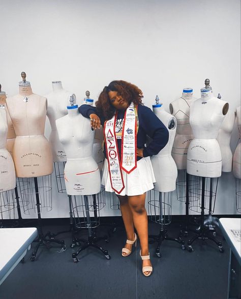 Black girl graduating from University with a minor in fashion design Fashion Design Graduation Photoshoot, Fashion Designer Graduation Pictures, Fashion Major Graduation Pictures, Fashion Major, Graduation Theme, Graduation Photoshoot, Grad Pics, Graduation Cakes, Graduation Pictures