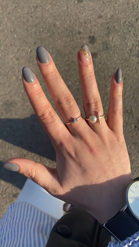 Gray And Gold Nails Acrylic, Grey Oval Nails Designs, Grey Nails Fall, Grey And Gold Nail Designs, Grey And Gold Nails Ideas, Gray Gold Nails, Grey Nails Inspiration, Grey Simple Nails, Grey Almond Nails Design