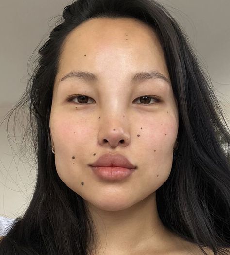 Birth Marks Face, Strong Facial Features Woman, Cute Moles On Face, Beauty Marks Aesthetic, Girl With Moles On Face, Moles On Face Aesthetic, Face Moles Aesthetic, Moles Aesthetic, Mole On Face