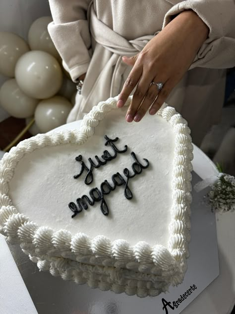 Simple White Engagement Cake, We’re Engaged Cake, Post Proposal Party Ideas, Engagement Party Backyard Ideas, Nye Engagement Party, Engagement Cakes Simple, Simple Engagement Party Ideas Decoration, Tcu Party, Engagement Cake Ideas Elegant