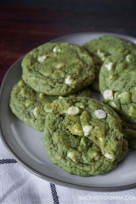 Perfectly chewy cookies with aromatic matcha powder and indulgent white chocolate. Matcha Powder Recipes, Matcha Cookies Recipe, White Chocolate Matcha, Matcha Dessert Recipes, Green Tea Cookies, Green Tea Dessert, Matcha White Chocolate, Matcha Dessert, Green Tea Leaves