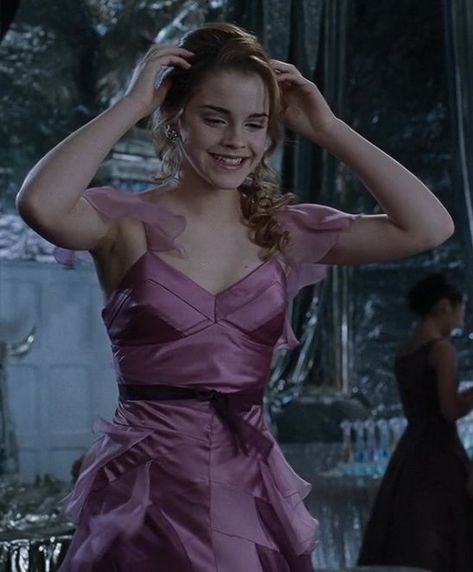 Yule Ball Aesthetic, Hermione Yule Ball Dress, Hermione Yule Ball, Hermione Dress, Harry Potter Yule Ball, Yule Ball Dress, The Yule Ball, Harry Potter Goblet, Harry Potter Painting