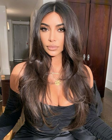 Long hair with soft curls and layers haircut by Chris Appleton Homecoming Hairstyle, Kardashian Makeup, Kim Kardashian Makeup, Kim Kardashian Hair, Kardashian Hair, Fesyen Rambut, Kkw Beauty, Face Beauty, Fashion Hair