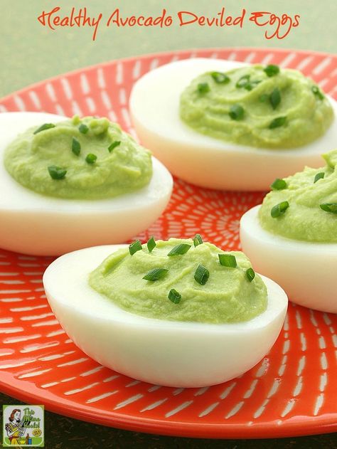 Looking for a green party appetizer recipe for St. Patrick's Day? Then check out this healthy deviled eggs recipe made with avocado! Avocado Deviled Eggs Recipe, St Patrick Day Snacks, Avocado Deviled Eggs, St Patricks Day Food, Avocado Hummus, Deviled Eggs Recipe, Stuffed Avocado Healthy, Läcker Mat, God Mat