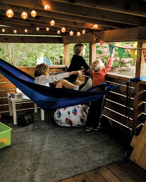 Teenage Treehouse Ideas, Under Treehouse Ideas, Treehouse Ideas Simple, Kid Forts Outside, Tree House Accessories Kids, Easy Treehouse Ideas, Teen Backyard Hangout, Kids Treehouse Interior, Diy Treehouse Ideas