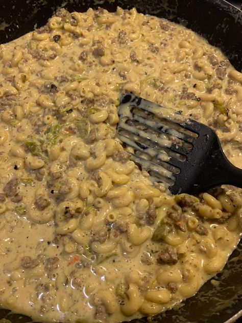 Green Chile Cheeseburger Macaroni - Easy DIY Recipes Cheeseburger Macaroni, Homemade Sloppy Joe Recipe, White Bean Soup Recipes, Tabasco Pepper, Pepper Recipes, Hatch Chile, Slow Cooked Chicken, Bean Soup Recipes, Baked Casserole