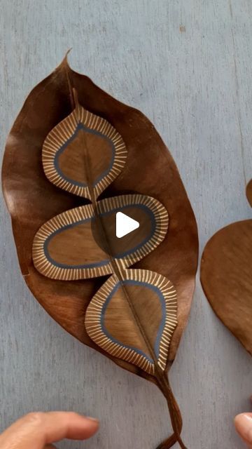 Instagram video by elena nuez • Aug 7, 2022 at 9:51 AM Texture Pottery, Palm Leaf Decor, Leaf Art Diy, Palm Leaf Art, Textile Art Embroidery, Folded Book Art, Leaf Crafts, Art Embroidery, Mosaic Projects