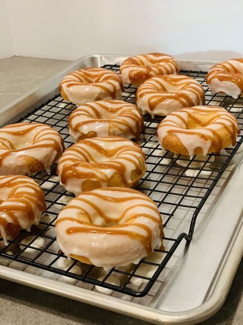 As a new mom for almost three months now - baked cake mix donuts are my newest favorite super-easy dessert! My ‘base’ donut recipe that I’ve been playing around with was inspired by Jennifer Meyering; I played around with her recipe a bit until I found a donut consistency and some flavor combos that I loved! This recipe makes light and delicious baked donuts with waay less grease than their traditional deep-fried counterparts, and so far they’ve gotten great reviews from all of my tast… Cake Mix Donuts Recipe, Cake Mix Donuts, Flavor Combos, Recipes Using Cake Mix, Super Easy Desserts, Baked Cake, Donut Recipe, Sprinkle Donut, Mix Recipes