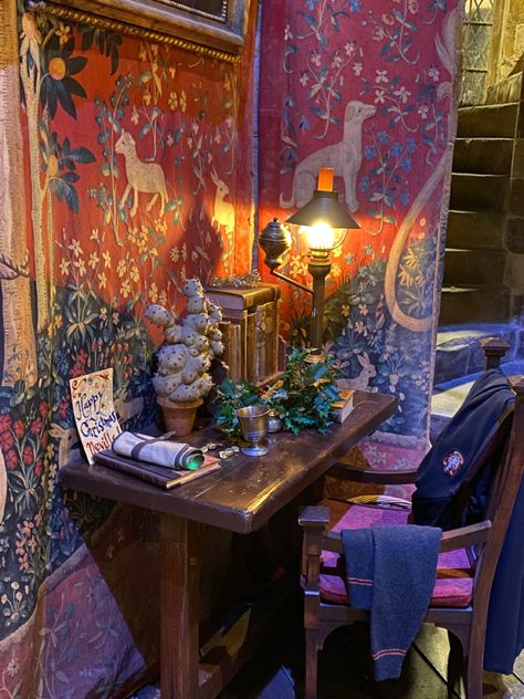 Gryffindor Common Room Wallpaper, Hogwarts Common Room Aesthetic, Hogwarts Aesthetic Decor, Gryffindor Common Room Bedroom, Hogwarts Dorm Aesthetic, Gryffindor Common Room Aesthetic, Gryffindor Bedroom Aesthetic, Wizard Room Aesthetic, Hogwarts Room Aesthetic