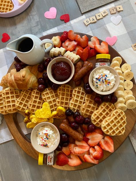 Valentines Theme Snacks, Breakfast Charcuterie Board For Two, Heart Waffle Board, Aestethic Food Photography, Lover Charcuterie Board, Cute Valentines Breakfast Ideas, Kids Valentine Breakfast Ideas, Breakfast Ideas Valentines Day, Valentines Themed Breakfast