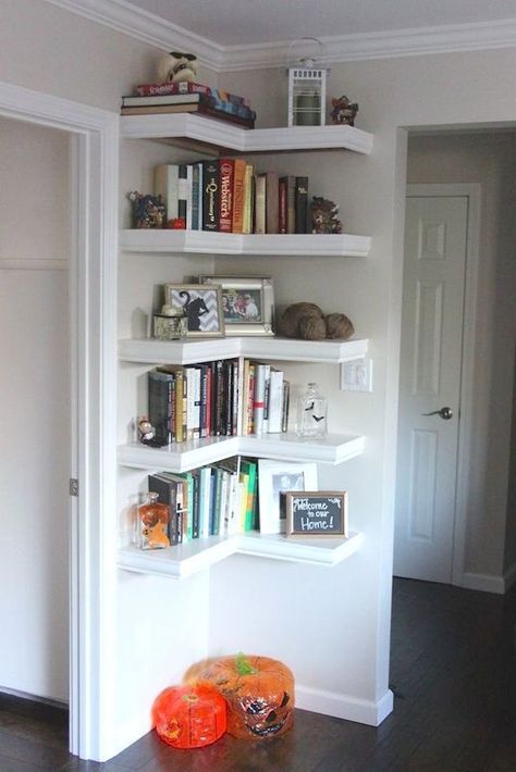 These tall corner bookshelves are the perfect way to store and display books in a small apartment: They provide more space and style than a side table. Små Rum Lidt Plads, Small Space Hacks, Hemma Diy, Decor Ikea, Ideas Para Organizar, غرفة ملابس, Bilik Tidur, Corner Shelves, Book Shelf