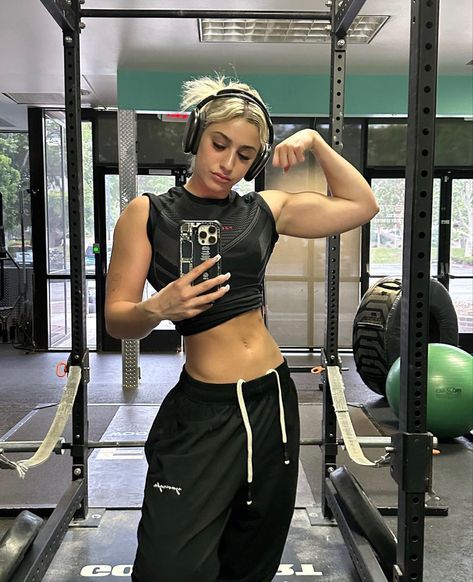 Muscley Arms Women, Muscular Build Women, Lightly Muscular Women, Women Gym Inspiration, Gym Muscles Girl, Sport Gym Outfit, Female Physique Inspiration, Buff Arms Women, Bulk Women Aesthetic