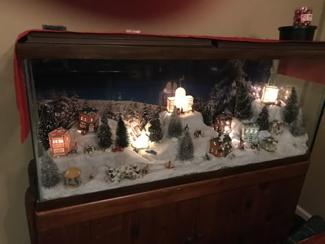 Repurposed fish aquarium Christmas Village In Fish Tank, Fish Tank Upcycle Ideas, Repurpose Aquarium Tanks Ideas, Fish Tank Christmas Decorations, Aquarium Repurpose Ideas, Christmas Fish Tank Decoration, Repurpose Fish Tank Ideas, Repurposed Aquarium Tanks, Gosh Tank Ideas