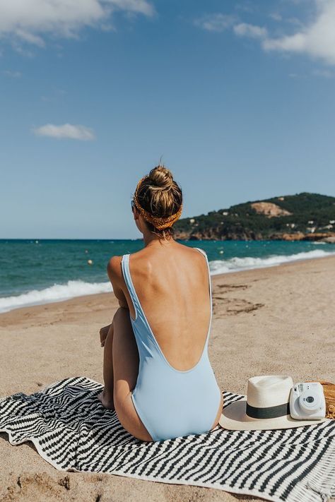 pinterest /// @emskibb Sommer Strand Outfit, Beach Pink, Backless Swimsuit, 여름 스타일, Winter Mode, Trendy Swimwear, Skateboarder, Summer Inspiration, Summer Feeling