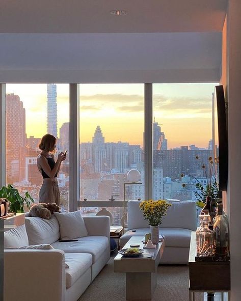 Nyc Aesthetic Apartment, Nyc Apartment Bedroom, Apartment With View, Nyc Apartment Aesthetic, Appartement New York, Apartment View, All Modern Rugs, Apartment Goals, Hey Beautiful