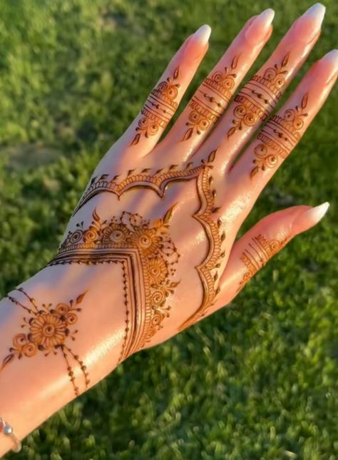 Simple Beginner Henna Designs, Beautiful Henna Designs Unique, Henna Islam, Henna Wedding Designs, Mehendi Design Aesthetic, Pretty Henna Designs Unique, Arabic Henna Designs Unique, Simple Bridal Henna, Dainty Henna