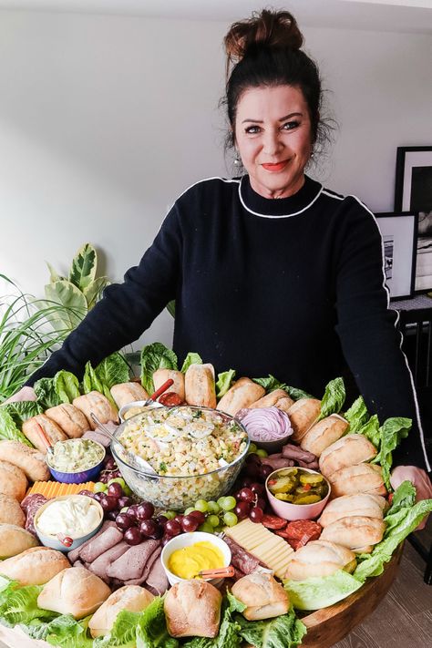 Epic Roast Beef Sandwich Board #roastbeefsandwichboard #epicsandwichboard #epiccharcuterie #reluctantentertainer Food Platters Dinner, Roast Beef Sandwich, Sandwich Bar, Roast Beef Sandwiches, Casual Entertaining, Sandwich Board, Charcuterie Inspiration, Veggie Sandwich, Charcuterie Platter