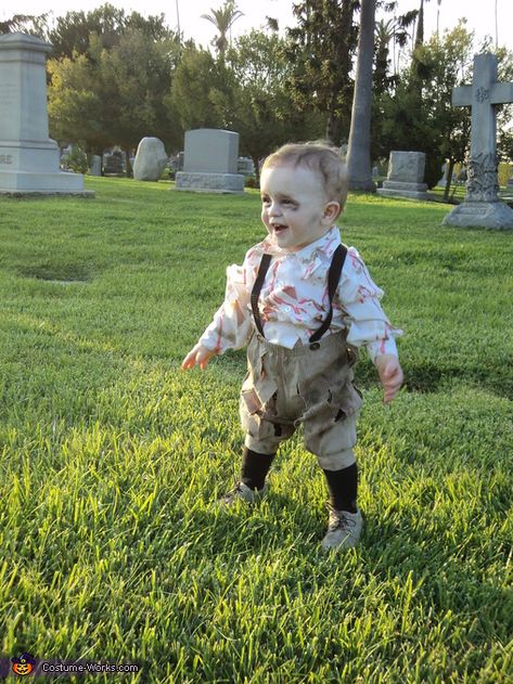 Zombie Baby Costume - Halloween Costume Contest via @costumeworks Zombie Baby, Baby Zombie, Sibling Costume, Halloween Infantil, Cute Zombie, Baby Kostüm, Diy Kostüm, Zombie Costume, Homemade Costumes