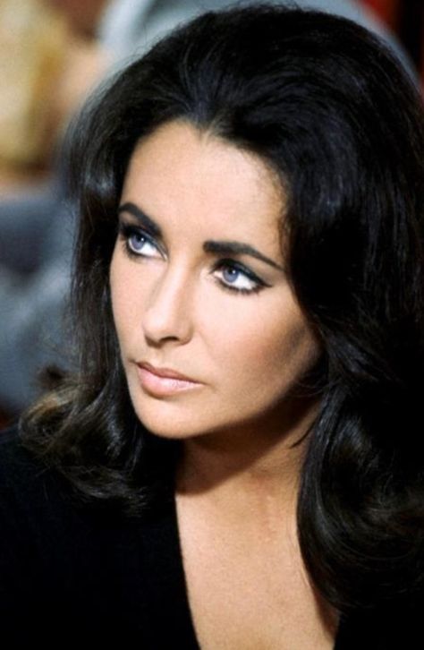 Famous woman Liz Taylor Klasik Hollywood, Pose Pengantin, Violet Eyes, Old Hollywood Stars, Hollywood Icons, Actrices Hollywood, Sophia Loren, Beauty Icons, Old Hollywood Glamour