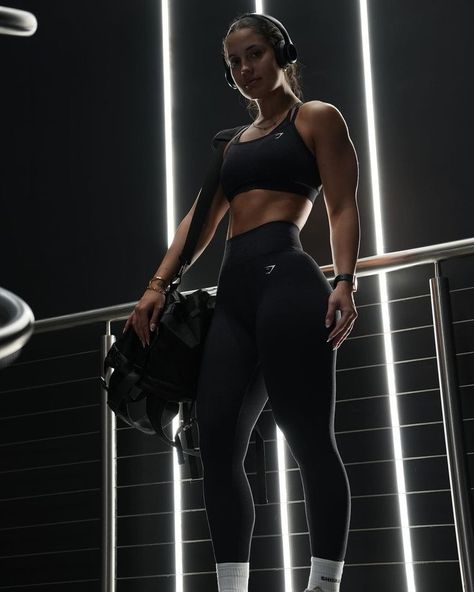 Gym Pictures Ideas Women, Gym Rat Aesthetic Women, Body Builder Women, Gym Photoshoot Women, Gym Body Goals, Gym Outfits Aesthetic, Women Fitness Photography, Gym Outfit Ideas, Workout Photoshoot