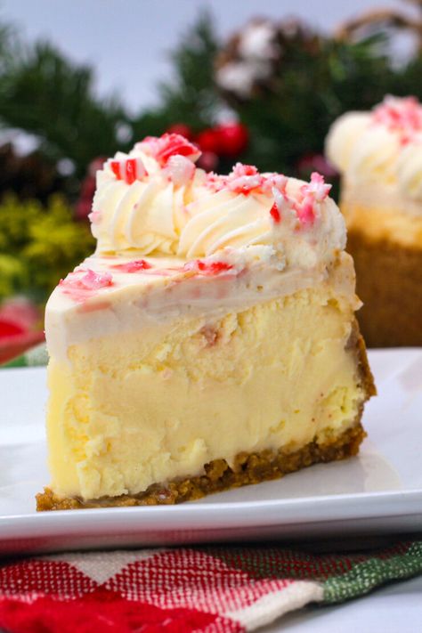 This peppermint white chocolate cheesecake gets topped with crushed candy canes and a sour cream topping to create a showstopping dessert. Peppermint White Chocolate Cheesecake, Chocolate Peppermint Cheesecake, Peppermint Mocha Cookies, Sour Cream Topping, Peppermint White Chocolate, Perfect Christmas Dessert, Peppermint Dessert, Peppermint Recipes, Christmas Cheesecake