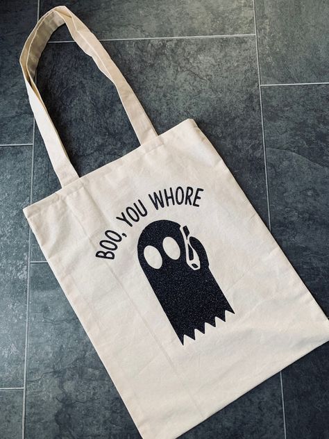 SPOOKY TOTE BAG 👻 Black shiny print Beige natural cotton textile Tote size: 47 cm x 39 cm Halloween Tote Bags Diy, Halloween Totes, Totes Ideas, Bag Painting, Canvas Bag Design, Inspiration Painting, Halloween Tote Bag, Market Bags, Halloween Tote