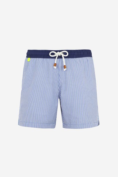 Mid length and elastic waistband
 Short de bain TRAWANGAN en tissu seersucker rayé bleu et blanc. Ceinture élastiquée resserrée par un cordon pour plus d'aisance et de confort.

Détails :


Longueur mi-cuisse
Fentes côté pour plus de confort
Deux poches sur le côté
Toile et filet de grande qualité garantissant un séchage rapide
Embouts gravés en résine 
Boucle fluo, emblématique de la marque
Tissu gaufré à rayures fines

Le petit + : Un pochon bleu marine est offert pour ranger votre maillot de