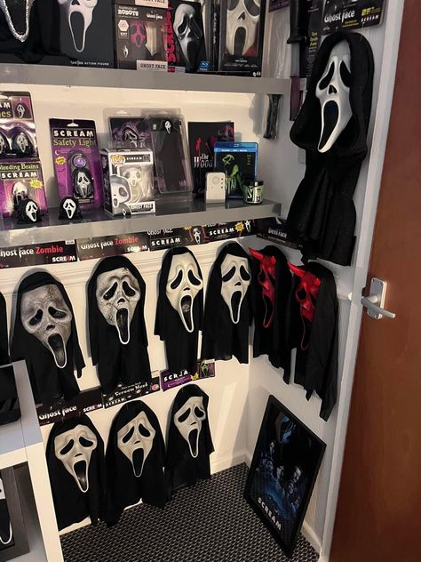 Ghost Face Room Decor, Ghost Face Bedroom, Scream Movie Room Decor, Ghost Face Decor, Scream Themed Room, Ghostface Room Decor, Scream Themed Bedrooms, Scream Room Decor, Horror Bedroom Aesthetic