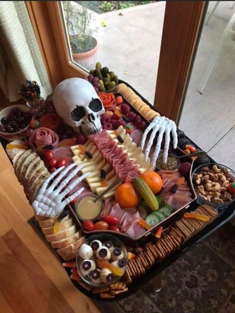 Skeleton Charcuterie, Buffet Halloween, Scary Halloween Food, Halloween Glam, Halloween Buffet, Halloween Food Appetizers, Halloween Decoration Ideas, Halloween Fest, Halloween Party Snacks