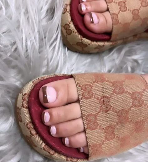 20 Stunning Fall Toe Nail Art Ideas 2024: Designs, Colors, and Pedicure Trends Fall Gel Pedicure, Autumn Pedicure Toe Nails, Fall Pedicure Designs, Pedicure Trends, Toe Nail Designs For Fall, Simple Art Ideas, Toe Nail Art Designs, Nail Designs For Fall, Essie Ballet Slippers