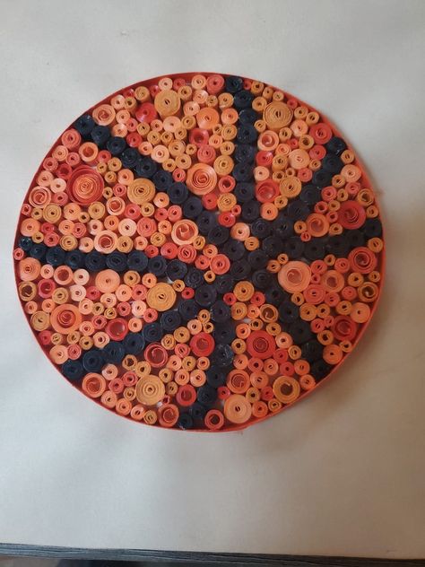 Basketball paper quill Paper Quilling Sculpture, Basketball Crafts Diy, Diy Basketball Gifts, Basketball Basket Gift Ideas, Basketball Crafts, Quilling Flower Designs, Paper Quilling Cards, Paper Art Design