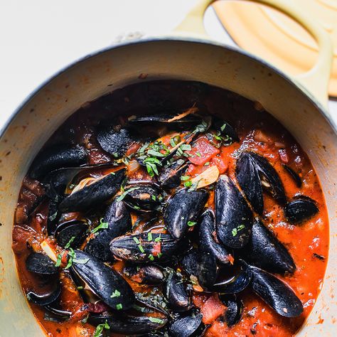 Steamed Mussels in Tomato Broth Recipe | Sur La Table Tomato Mussels Recipe, Mussels Recipe Tomato, Mussel Kitchen, Mussels Recipe White Wine, Mussels Recipe Pasta, Mussels In White Wine Sauce, Smoked Mussels, Mussel Soup, Chilli Mussels