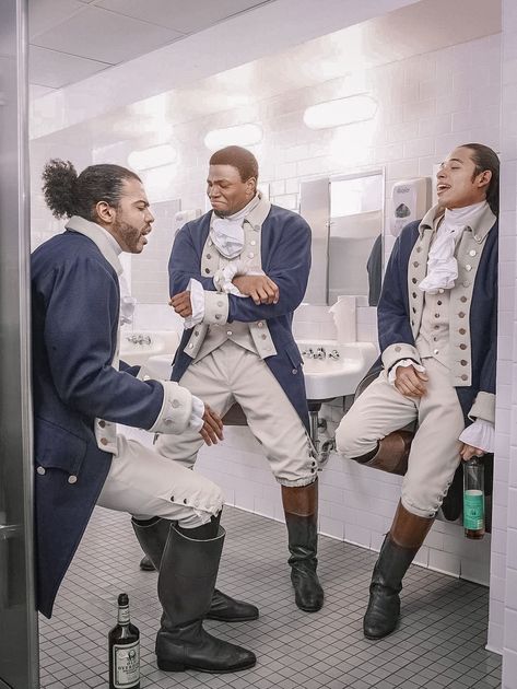 Hamilton Musical Lafayette, Funny Hamilton Pictures, Hamilton Pictures, Hamilton Cast, Musicals Funny, Hamilton Jokes, Daveed Diggs, John Laurens, Hamilton Lin Manuel