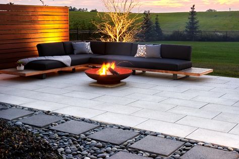 Pavers Backyard, Patio Pavers Design, Patio Slabs, Stone Patio, Patio Garden Design, Casa Exterior, Have Inspiration, Modern Patio, Paver Patio