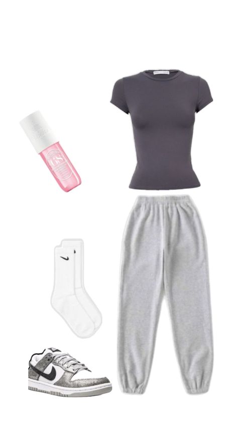 Outfits Black Nike Sweatpants Outfits Women, What To Wear With Nike Sweatpants, Lazy But Cute Outfit Schools, White Sweat Pants Outfits, Outfits To Wear With Sweatpants, Things To Wear With Sweatpants, Grey Nike Sweatpants Outfits, Nike Pants Outfit, Sweat Pants Outfit For School