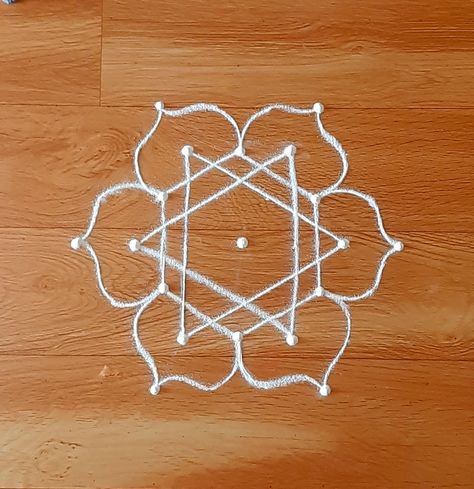 Simple Rangoli Kolam, Simple Flower Rangoli, Flower Kolam, Indian Rangoli Designs, Small Kolam, Easy Rangoli Designs Videos, Very Easy Rangoli Designs, Rangoli Designs Photos, Rangoli Designs Simple Diwali