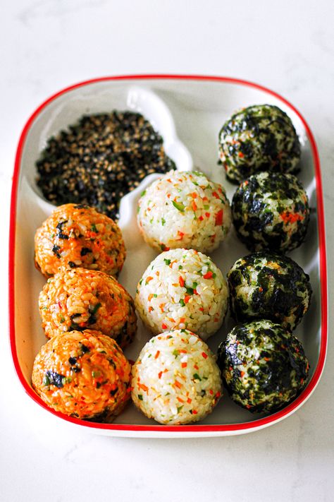 Vegan Jumeokbap Korean Rice Balls 3 Ways Quick Veggie Recipes, Veggie Rice Balls, Dinner Ideas Korean, Asian Appetizers Vegetarian, Vegan Rice Dinner, Korean Rice Dishes, Jumeokbap Recipe, Vegan Banchan, Vegan Rice Balls