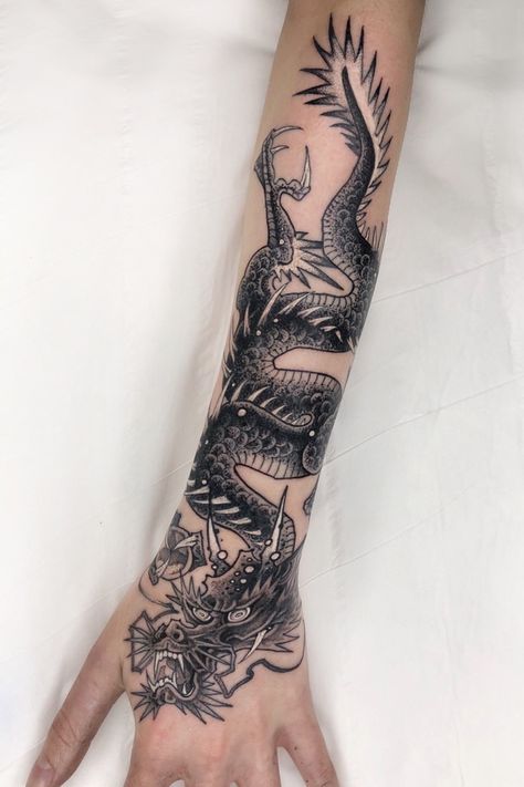 Dragon Hand Tattoo, Dragon Tattoo Images, 27 Tattoo, Simbolos Tattoo, Dragon Tattoo Arm, Red Dragon Tattoo, Tato Naga, Around Arm Tattoo, Dragon Hand